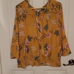 Flowery blouse with ruffled sleeves